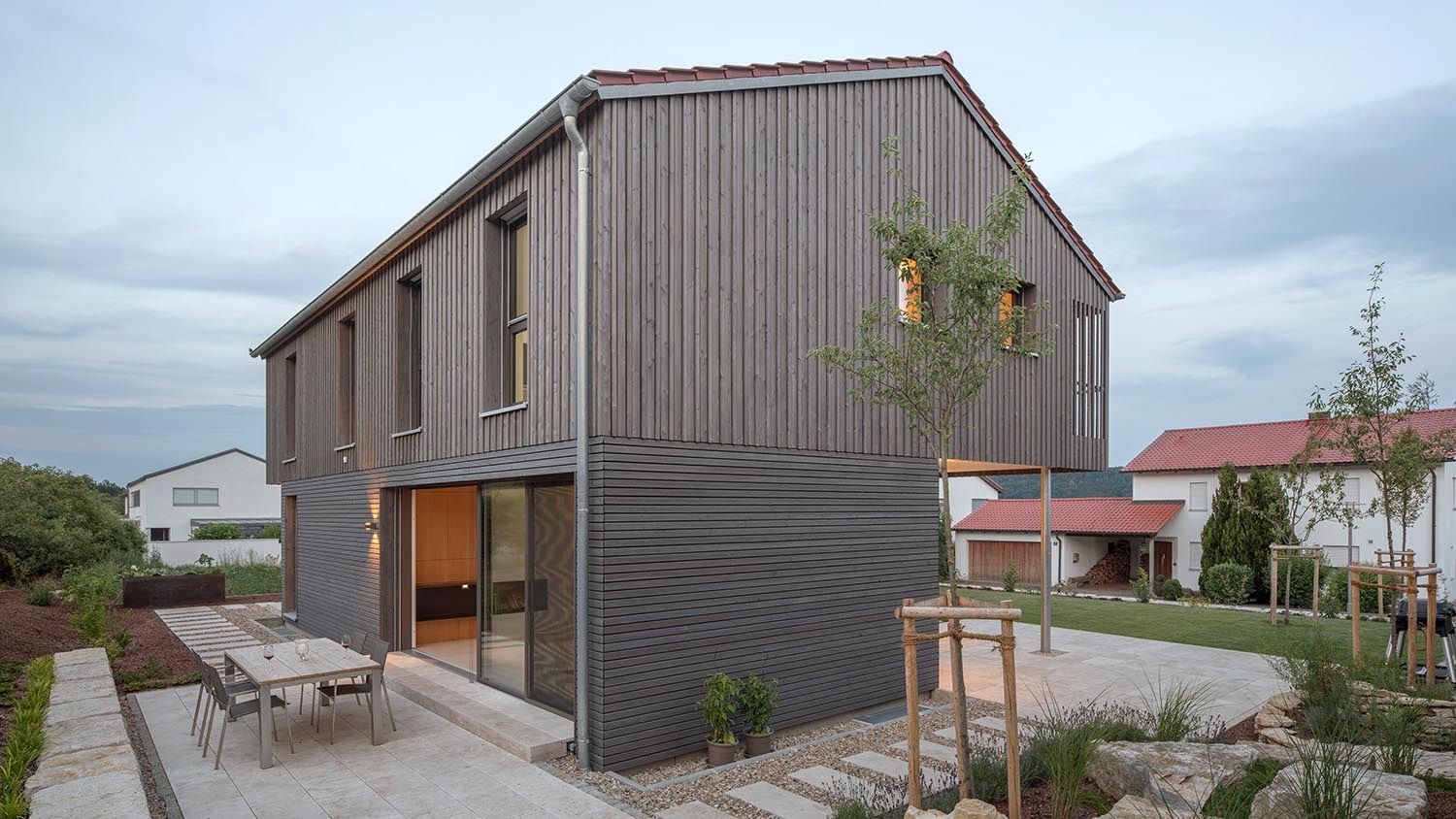 Neubau-Einfamilienhaus mit Holz-Terrasse