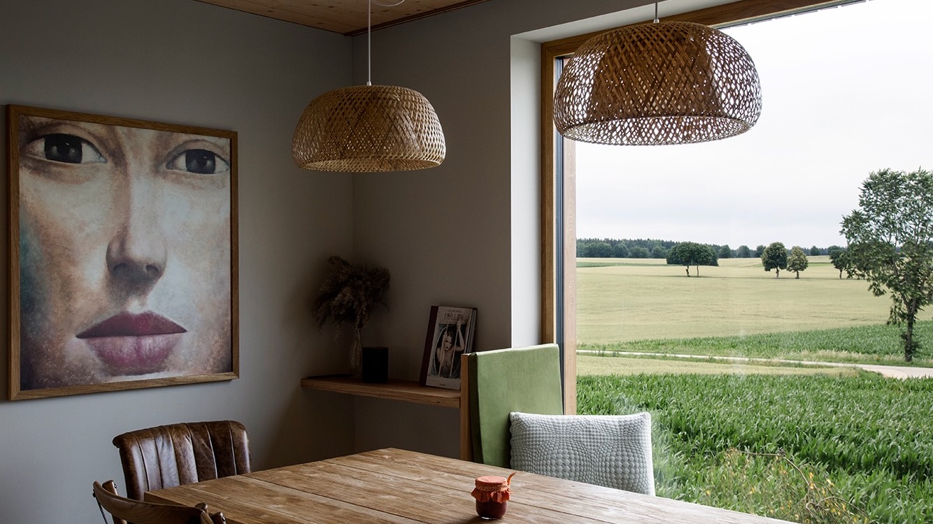 Esszimmer mit Ausblick in einem Neubau-Einfamilienhaus